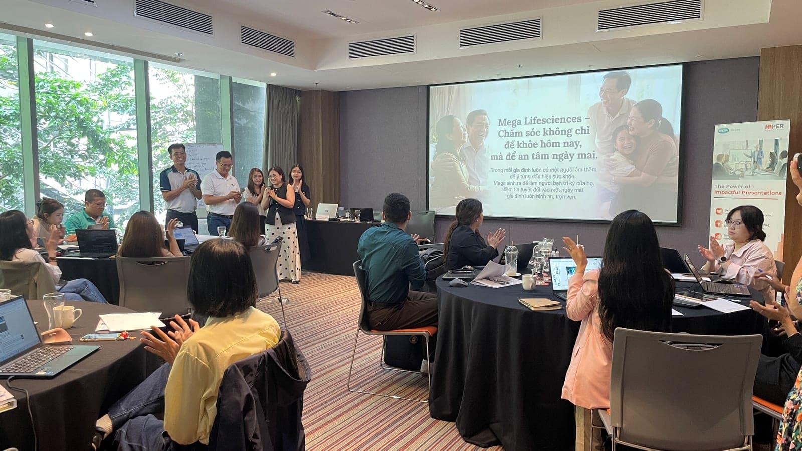Presentation session during the Data-Driven Sales Storytelling program